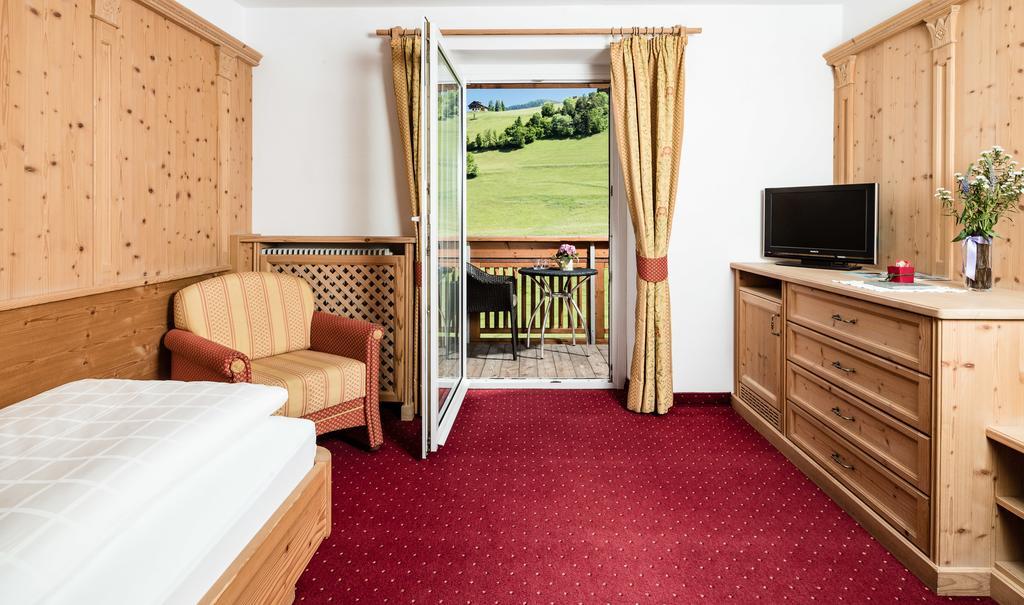 Almhof Hotel Call San Vigilio Di Marebbe Bagian luar foto
